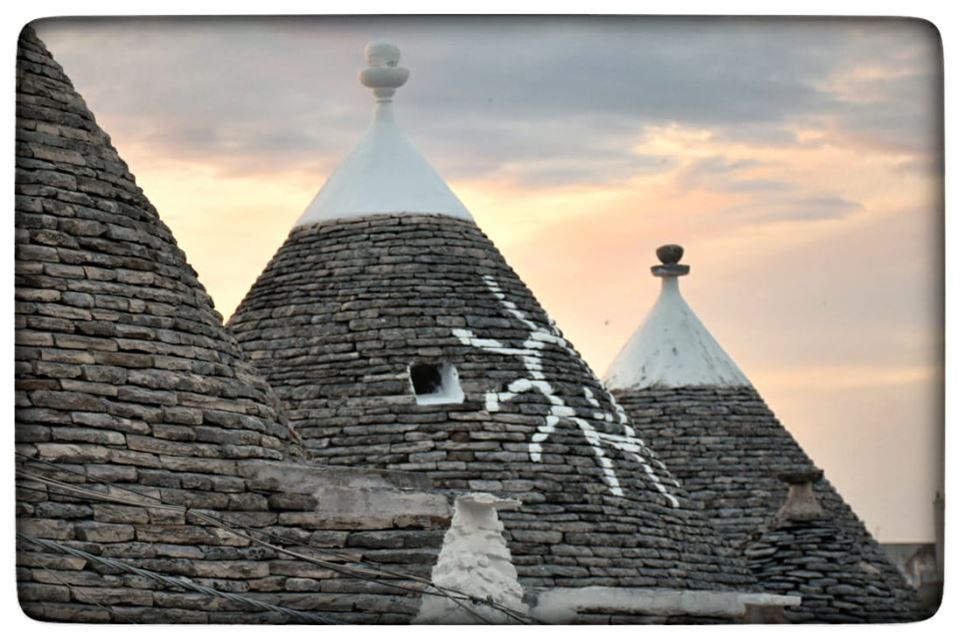 Tramonto tra i coni dei trulli